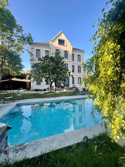 Demeure Saint Louis, Cité 10mn à pieds, PARKING Privé, BORNES 7,2 KW, AC, FULL WIFI Alojamiento y desayuno in Carcassonne