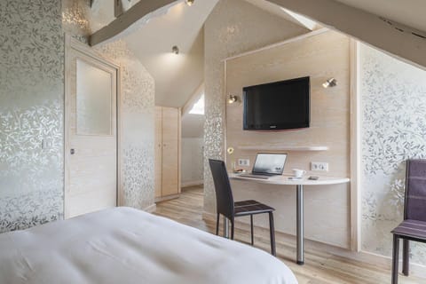 Bed, TV and multimedia, Photo of the whole room, Seating area, Bedroom