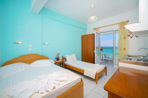 Photo of the whole room, Sea view