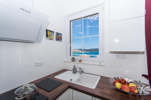 Coffee/tea facilities, Kitchen or kitchenette, Sea view