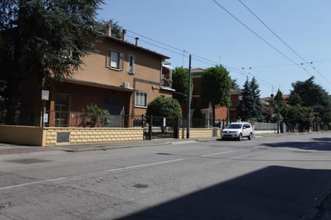 Property building, Day, Neighbourhood, Street view, Location, Parking