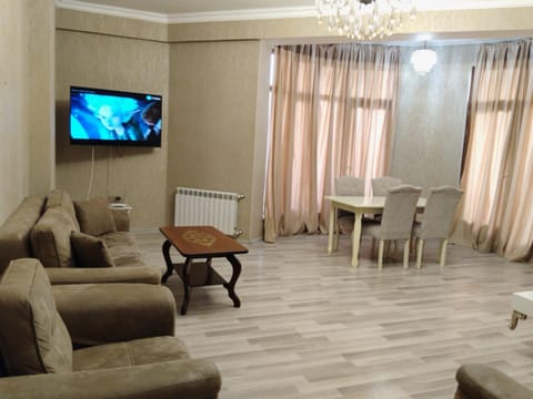 3 Bedrooms 28 MAJ metro Apartamento in Baku