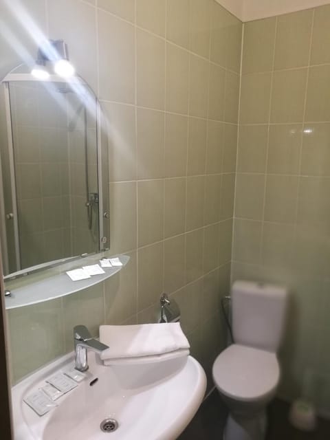 Shower, Toilet