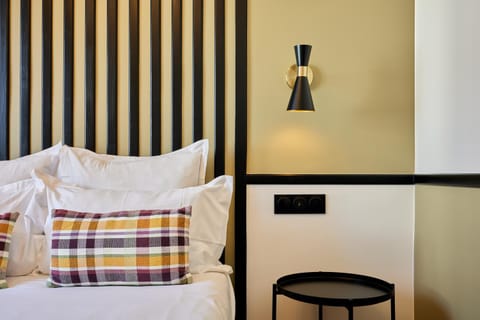 Bed, Living room, Photo of the whole room, Bedroom, City view, City view