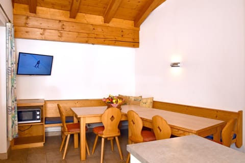 TV and multimedia, Seating area, Dining area