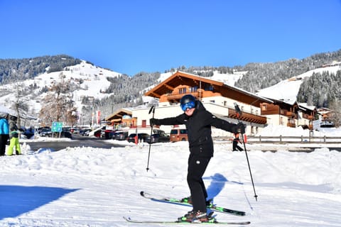 Property building, People, Winter, Ski School, Skiing, Skiing