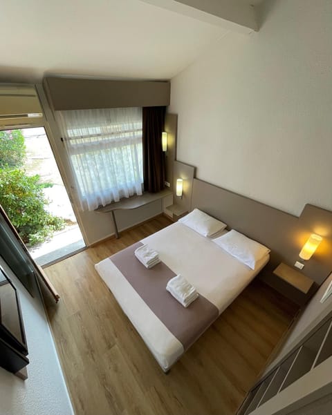 Bed, Photo of the whole room, Bedroom, Garden view, Garden view