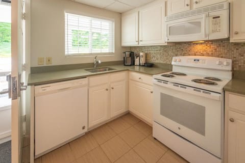 Coffee/tea facilities, Kitchen or kitchenette, dishwasher, oven, stove