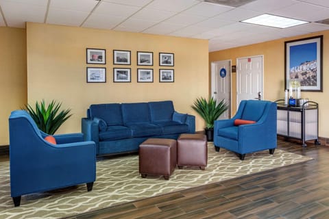 Comfort Inn & Suites Near Universal - North Hollywood – Burbank Hotel in North Hollywood