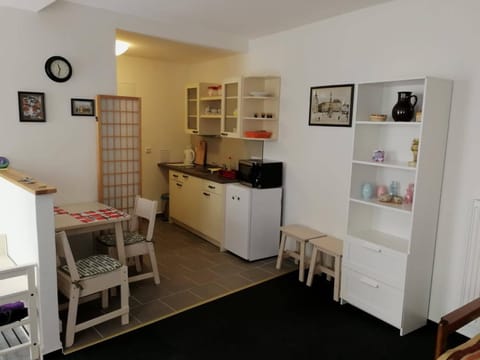 Kitchen or kitchenette, Seating area