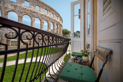 Day, Summer, Balcony/Terrace, Landmark view