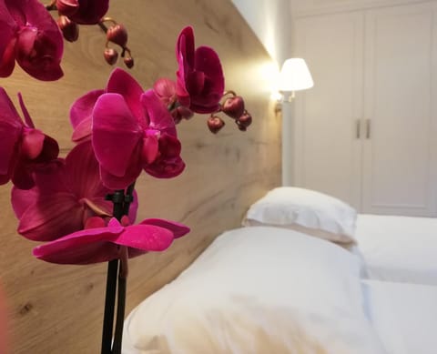 Bed, Day, Summer, Decorative detail, Bedroom, On site