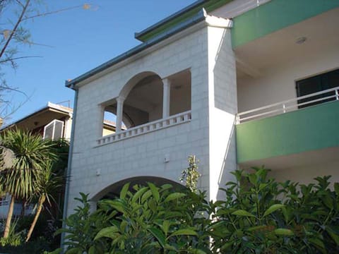 Property building, Balcony/Terrace, Decorative detail