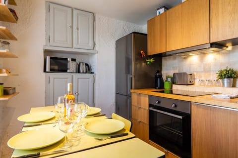 Coffee/tea facilities, Kitchen or kitchenette, Dining area, dishwasher, oven, stove, toaster