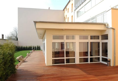 Patio, Facade/entrance, Garden, Balcony/Terrace