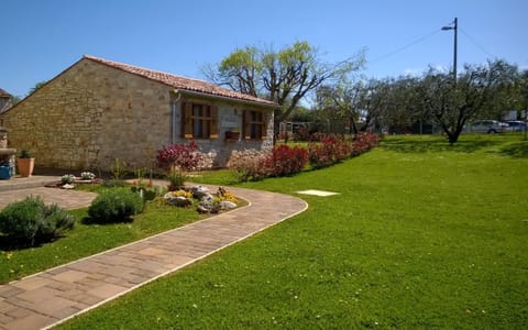 Garden, Table tennis, Balcony/Terrace, Tennis court, Pets, Swimming pool