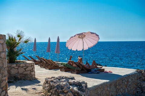 Nearby landmark, Day, People, Natural landscape, Activities, Beach, Sea view, sunbed