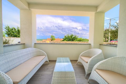 Balcony/Terrace, Mountain view