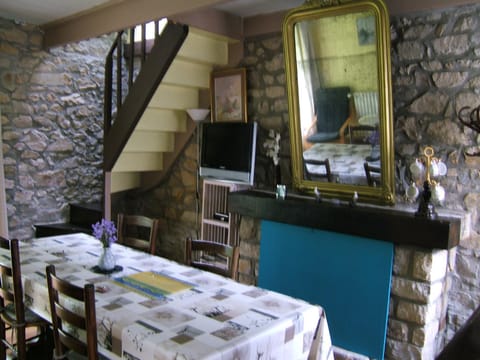 Living room, Decorative detail, Garden view