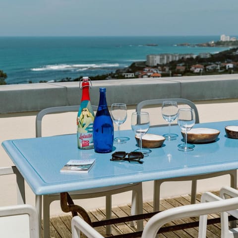 Natural landscape, View (from property/room), Balcony/Terrace, Dining area, Beach, Sea view