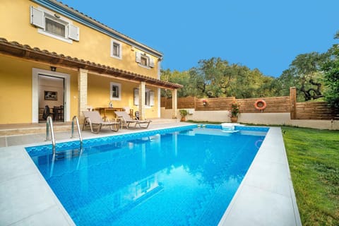 Property building, Swimming pool, Swimming pool, sunbed