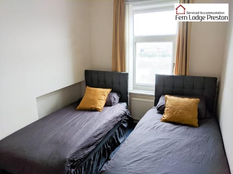 4 Bedroom House at Fern Lodge Preston Serviced Accommodation - Free WiFi & Parking Alojamiento y desayuno in Preston
