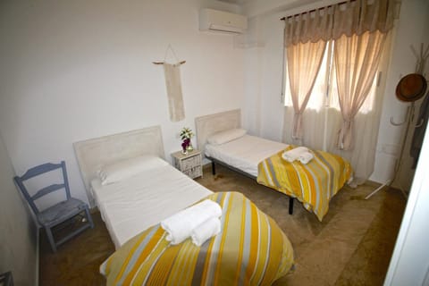 Bed, Other, Photo of the whole room, Bedroom, air conditioner