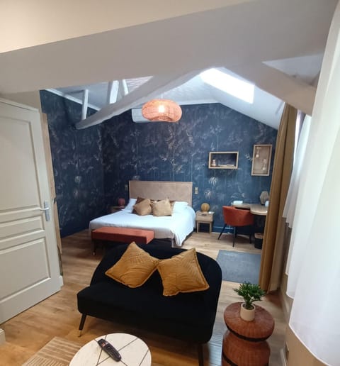 Photo of the whole room, Seating area, Bedroom