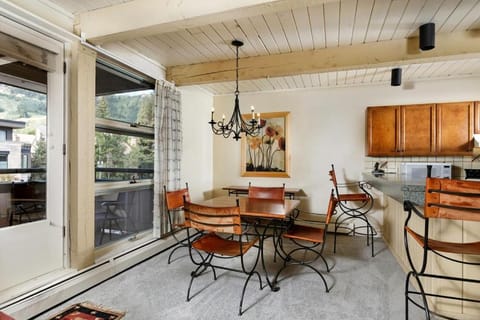 Concept 600 unit 308, Convenient Downtown Location, Private Deck, and Fireplace House in Aspen