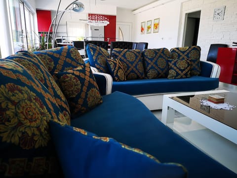 Living room, Seating area