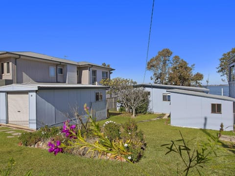 Lake Edge Cottage House in Central Coast