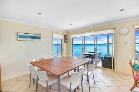 Bluewater at Mannering Park House in Lake Macquarie