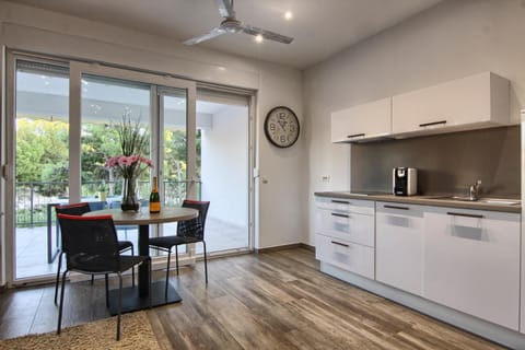 Kitchen or kitchenette, Dining area