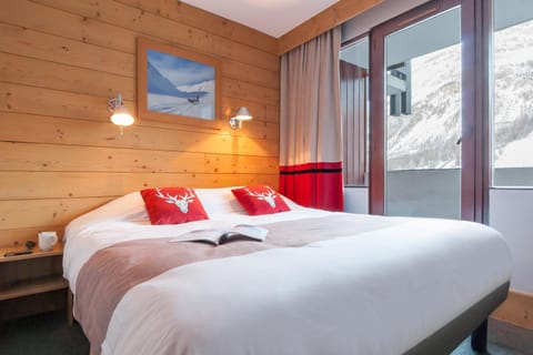 Bed, Photo of the whole room, Bedroom, Mountain view