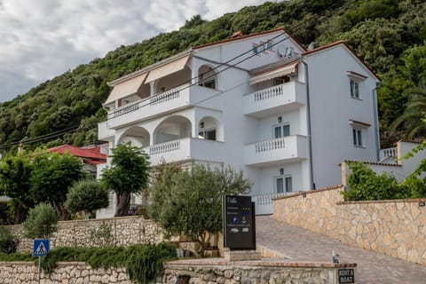 Apartments and rooms by the sea Supetarska Draga - Gornja, Rab - 11579 Bed and Breakfast in Supetarska Draga