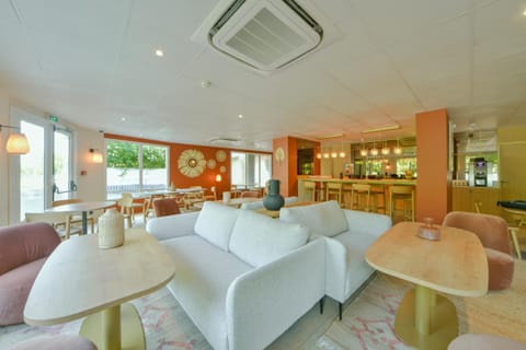 Property building, Restaurant/places to eat, Breakfast