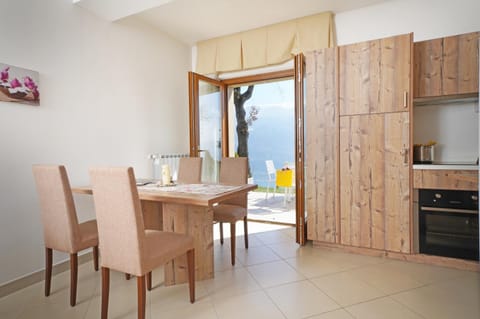 Dining area, Lake view