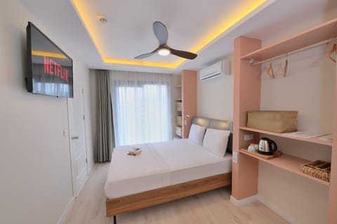 Bed, TV and multimedia, Photo of the whole room, minibar
