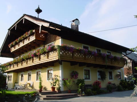 Nearby landmark, Facade/entrance, Day