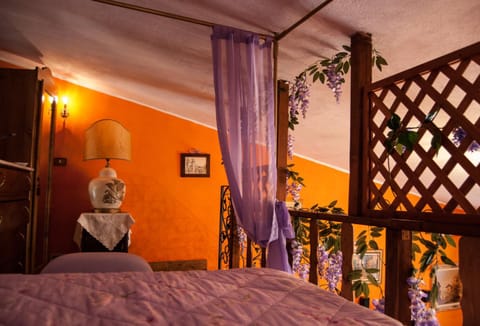 Bed, Photo of the whole room, Decorative detail, Bedroom