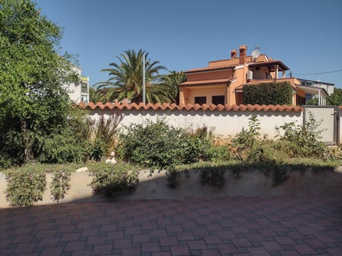 Property building, Day, Garden, Garden view