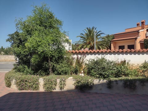 Property building, Day, Garden, Garden view