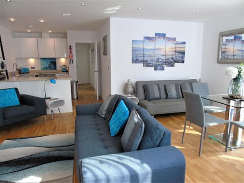 Seaview, Luxury apartment, 2 min walk to both Porth and Whipisderry beaches Apartment in Newquay