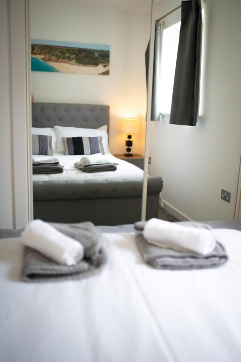 Seaview, Luxury apartment, 2 min walk to both Porth and Whipisderry beaches Apartment in Newquay