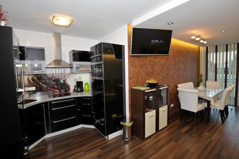 TV and multimedia, Kitchen or kitchenette, Dining area