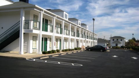 American Motel - Lenoir Hotel in Caldwell