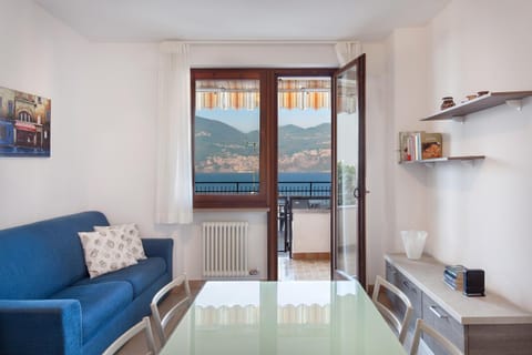 Living room, Lake view