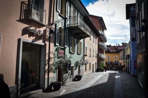 Facade/entrance, On-site shops