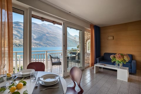 Balcony/Terrace, Living room, Dining area, Bedroom, Lake view, Mountain view
