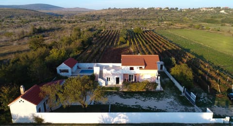 Property building, Day, Natural landscape, Bird's eye view, Landmark view, Mountain view